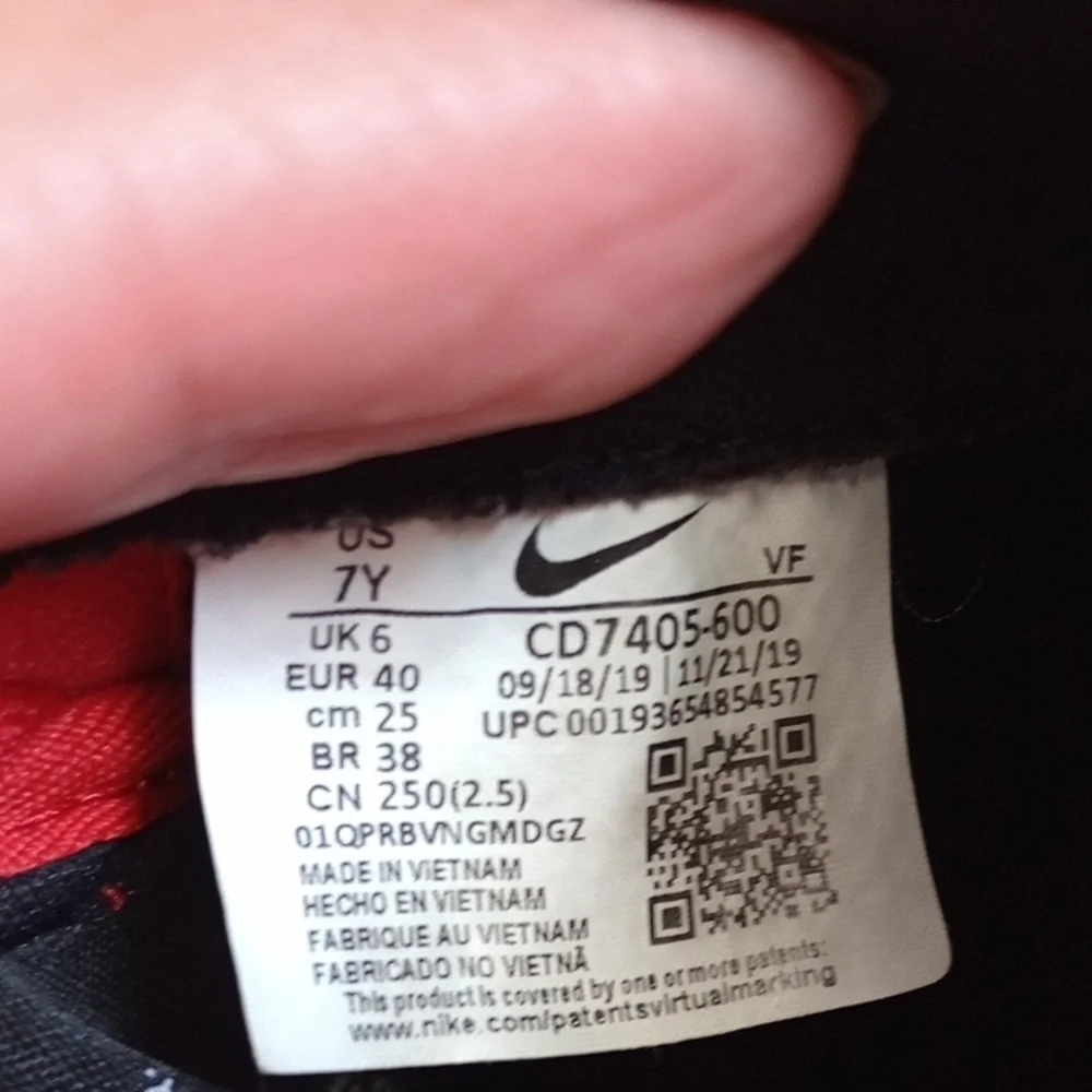 Nike AIR‎ Red and Black Women's Lace-Up Athletic Sneakers